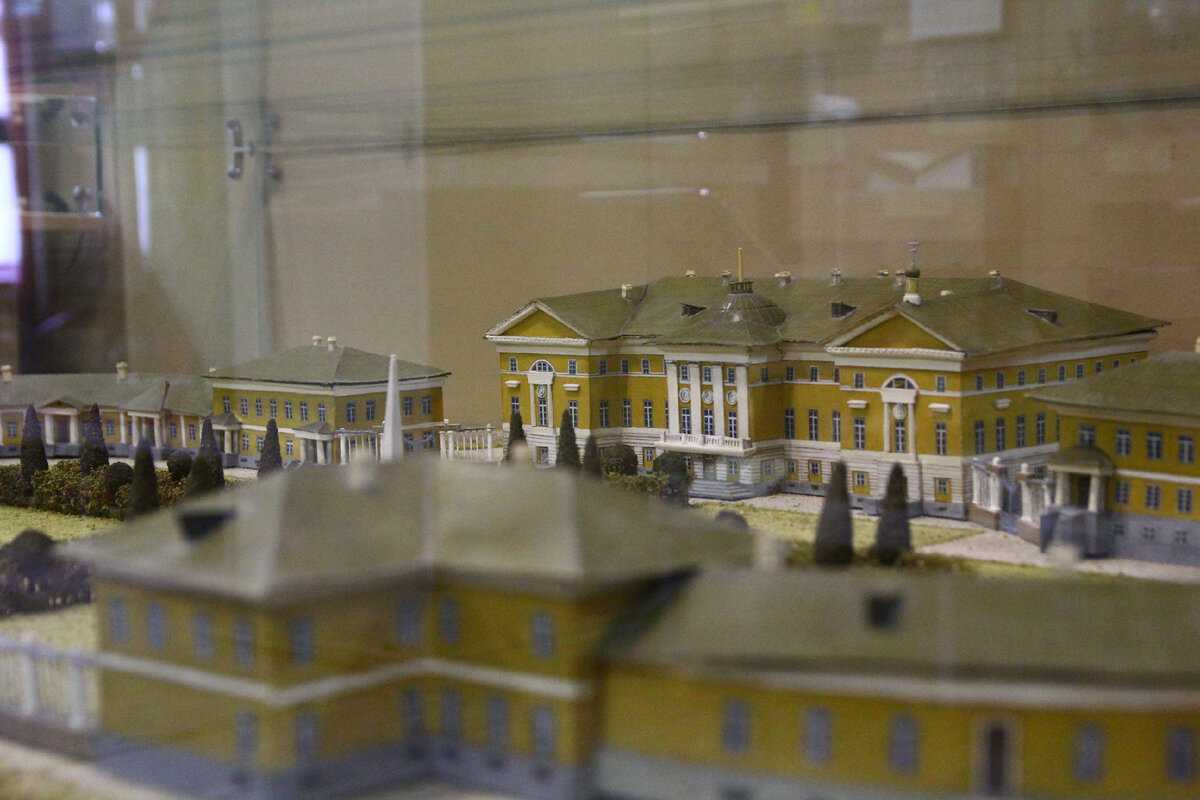 Да, уж шикарнейшая усадьба.