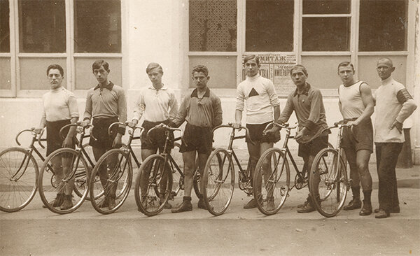 Члены велоячейки театра "Эрмитаж". Москва, 1927 год. Спортсмены-любители одеты характерно - спортивные трусы, майки и трикотажные джемперы. Фото из коллекции Веломузея Андрея Мятиева.