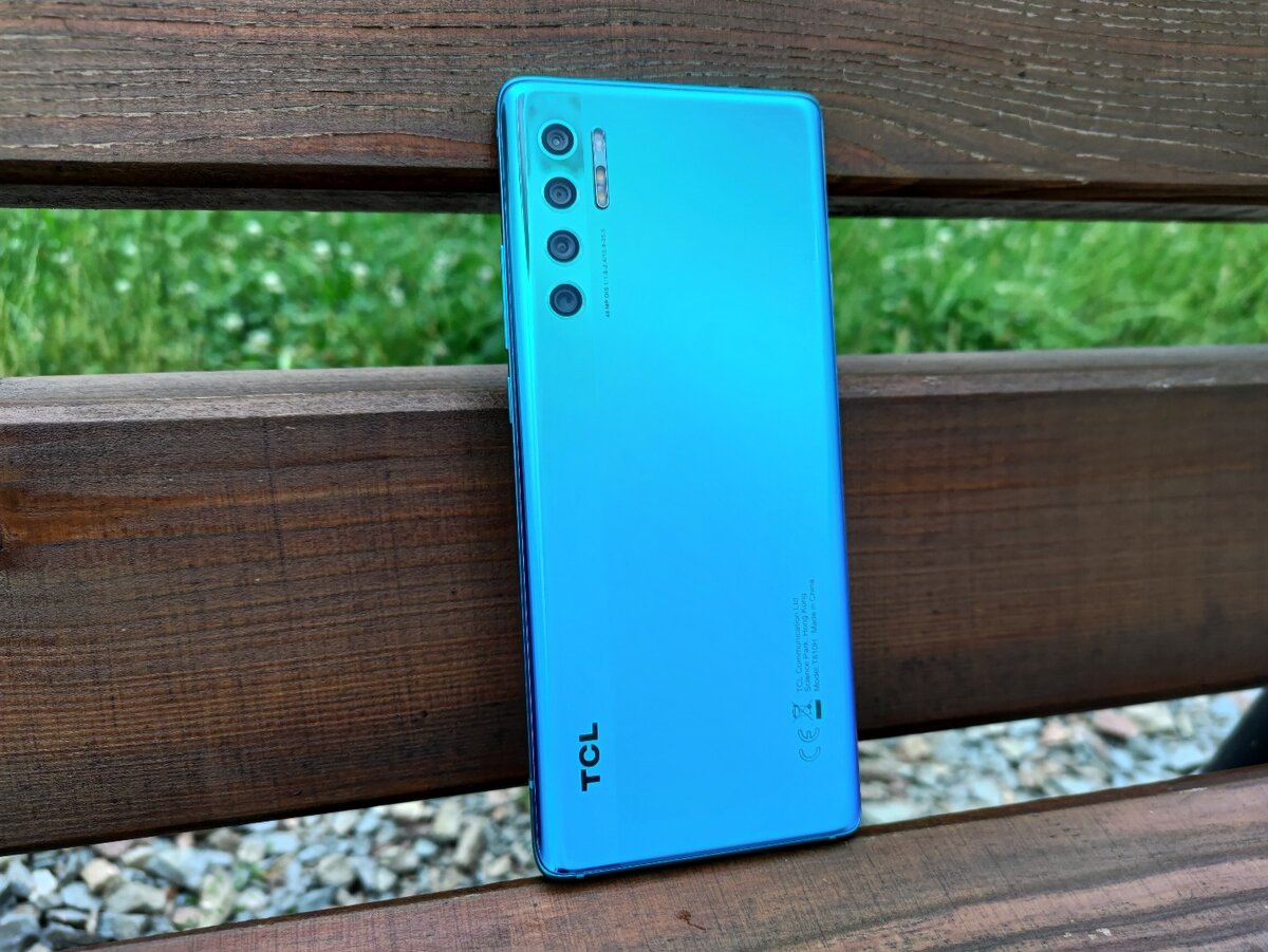 Надо признать, что задняя часть TCL 20 Pro 5G - отличительный элемент смартфона