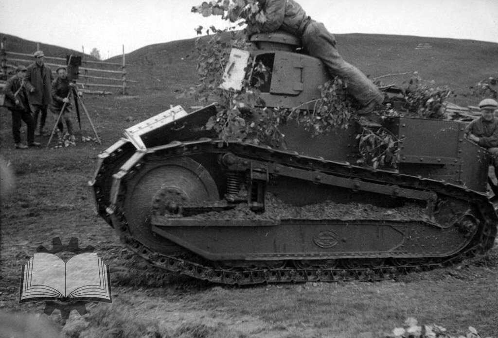Renault FT на маневрах Красной Армии, 1924 год. Это было лучшее, чем располагали советские танкисты, но к машине имелся ряд претензий. Как и к "Рено-русскому" копии французского танка.