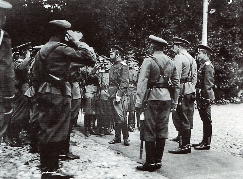 Николай ll среди офицеров ставки. Могилёв, 1915 год.