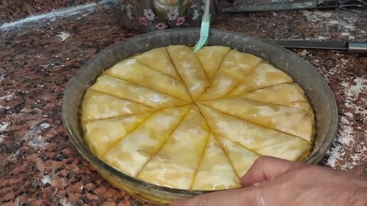 Повар турок готовит вкусную выпечку — Пахлава. Видео рецепт