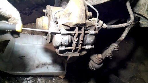 Замена передних колодок ваз классика - Lada 210740, 1,7 л, 2011 года своими рука
