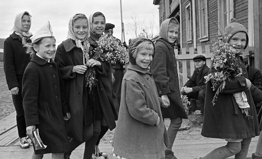 1 е советское. Школьники 1 сентября в 1950-е. Советские школьники 1 сентября. День знаний СССР. Первый день знаний СССР