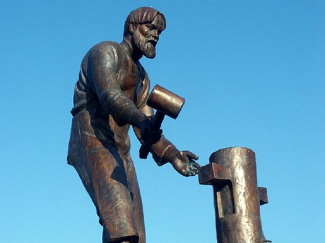 Памятник Даниилу Семёновичу Бокареву в городе Алексеевке Белгородской области