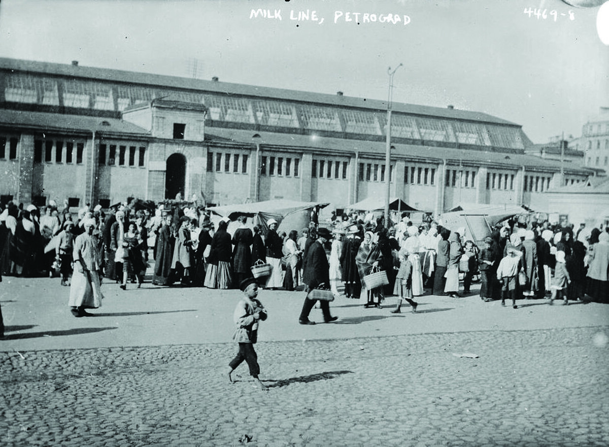 Петроград. Очередь за молоком у Ситного рынка. 1916 г.