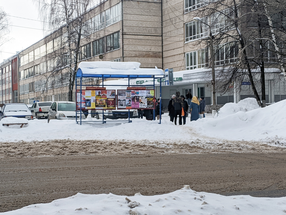 Остановка в пос. Южный. Много рекламы, а информации о работе транспорта нет