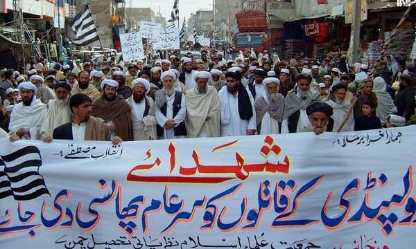 
В Пакистане происходят постоянные нападения на различные группировки. Обычными мишенями являются сунниты, шииты, ахмады, индуисты и христиане. С 1987 по 2007 год только в результате межконфессиональных конфликтов шиитов и суннитов погибло 4000 человек. В сектантских нападениях обвиняют группы ТТП, суннитских боевиков и даже ИГИЛ.