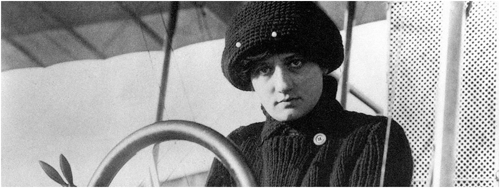 Раймонда де Ларош.    Годы жизни: 1882 – 1919. Известная некоторым как «баронесса полёта», французская женщина-пилот Деларош с раннего возраста интересовалась механикой. После пересечения её путей с пионером-авиатором Леоном Делагранжем и посещения Парижской выставки 1908 года, где братья Райт очаровали мир, она положила глаз на карьеру в авиации и поступила в Начальную лётную школу Шарля Вуазена.