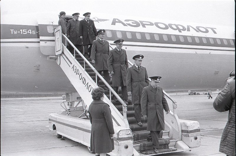 Экипаж Г.И. Нефедова после посадки первого базового Ту-154Б-2 на фоне самолета 85507. Источник: goskatalog.ru. 