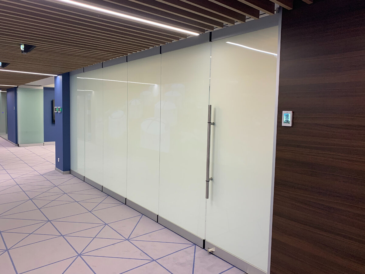 Перегородка типа "гармошка" в матовом состоянии обеспечивает комфорт участникам совещания в комнате переговоров