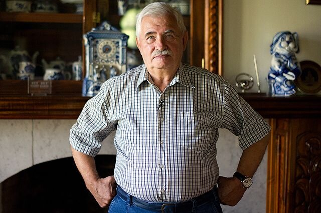 А.Салуцкий, который был в фаворе у всех властей- от Брежнева, Ельцина, Горбачёва и до Путина .Всегда любые власти поддерживал, как мог.И неплохо жил!