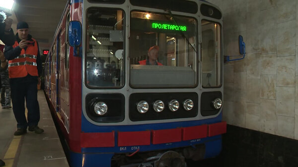 Сергей Агаджанян сдвинул поезд Нижегородского метрополитена на 30 метров. Видео предоставлено Лайфу