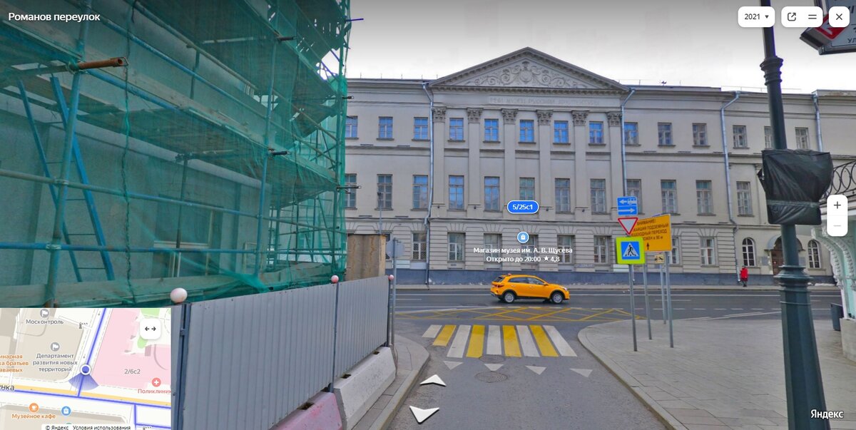 Главное здание сооружено в конце XVIII столетия и неоднократно перестраивалось. Адрес: Воздвиженка, 5/25, строение 1