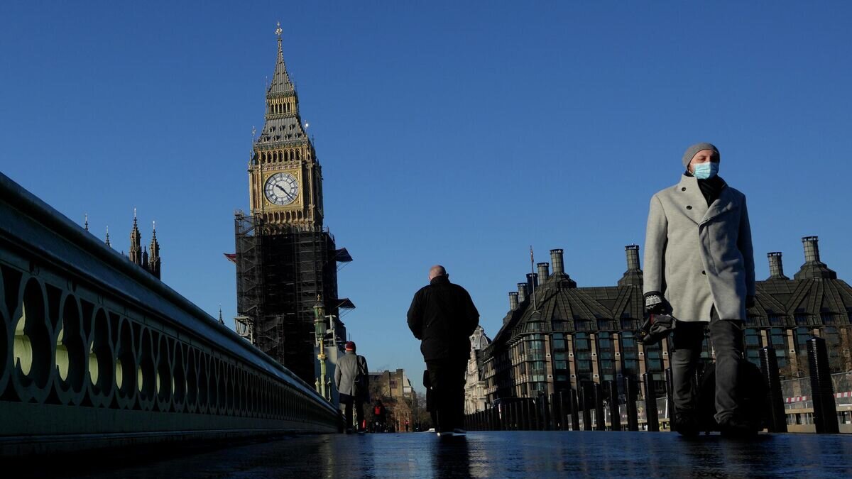    Прохожие на Вестминстерском мосту в Лондоне © AP Photo / Kirsty Wigglesworth