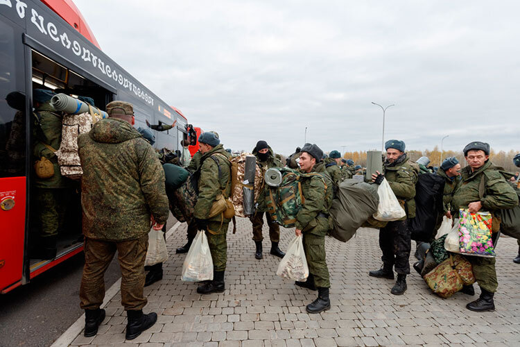    Всем необходимым для ведения боевых действий военнослужащих оснастит минобороны, однако не запрещается брать с собой и личные вещи, которые окажутся полезными в зоне СВО