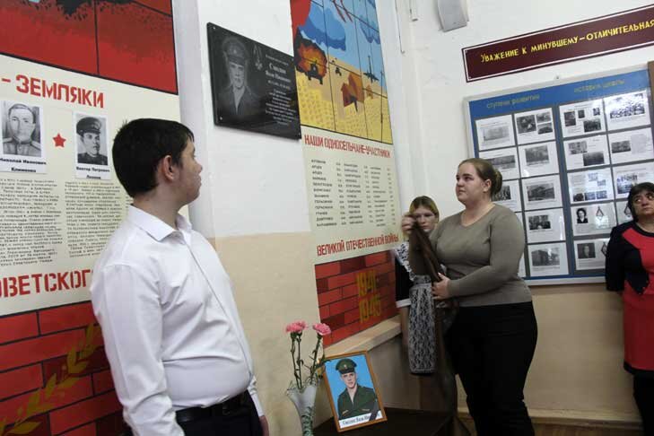    Мемориальную доску открыла сестра Якова Елизавета Лазаренко. Фото предоставлено администрацией Венгеровского района