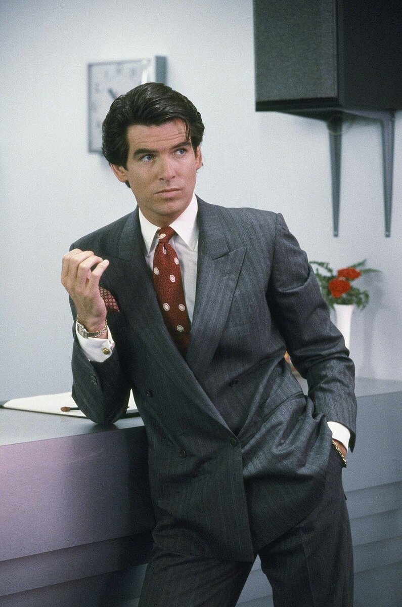 Будущий Джеймс Бонд (Пирс Броснан) в сериале «Ремингтон Стил» («Remington Steele», 1982–1987) демонстрирует прекрасный образец power suit – четко очерченные широкие плечи на двубортном сером в полоску пиджаке и в меру широкие брюки.