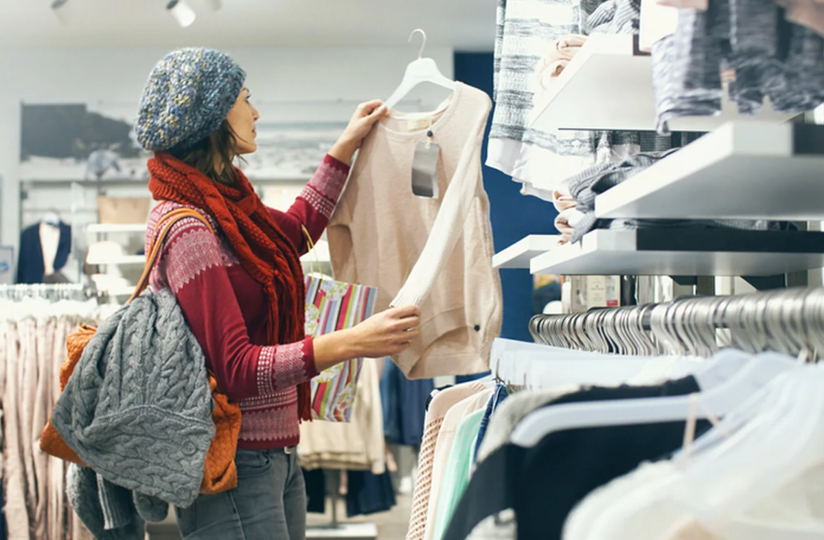 Shop know. Шоппинг Эстетика. Одежда в магазинах 2020. Очередь за одеждой мода. Winter shopping