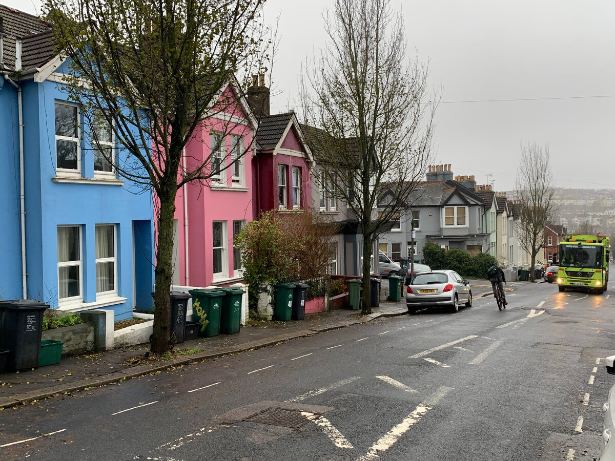 Цветастые улочки жилого Brighton & Hove