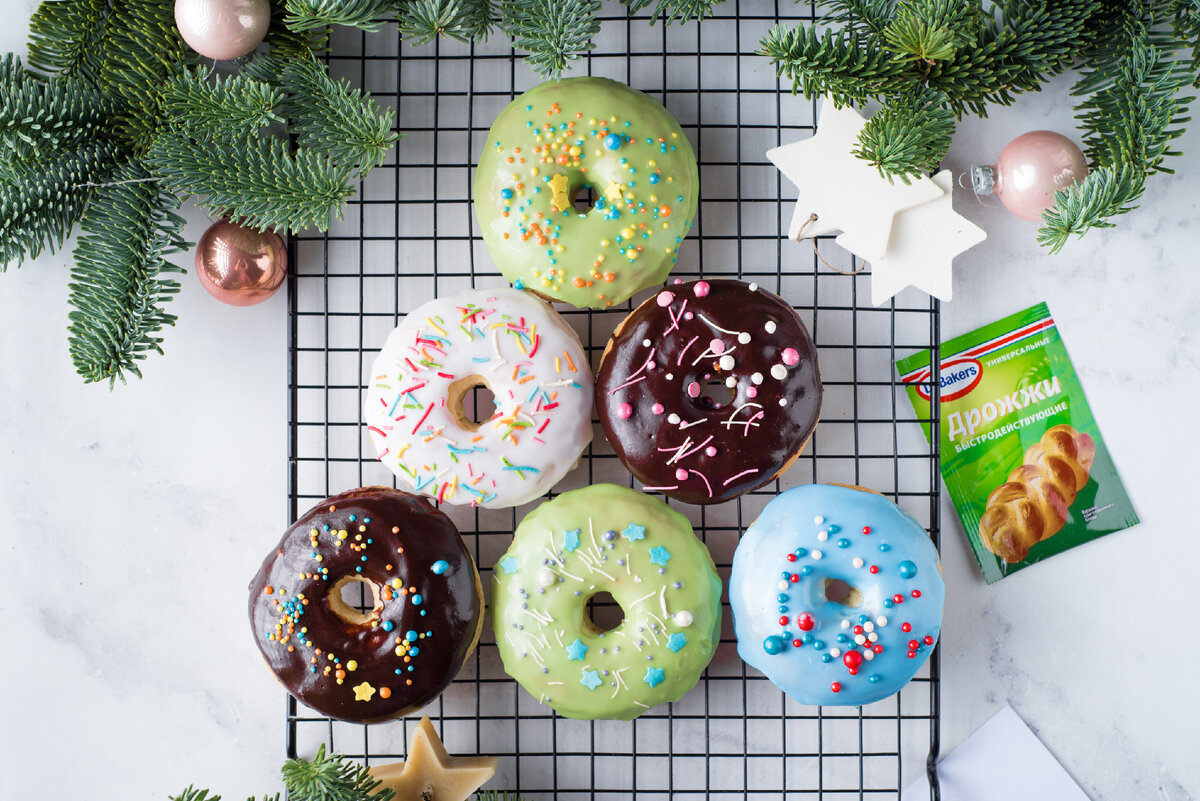 Ёлочка из пончиков с разными вкусами