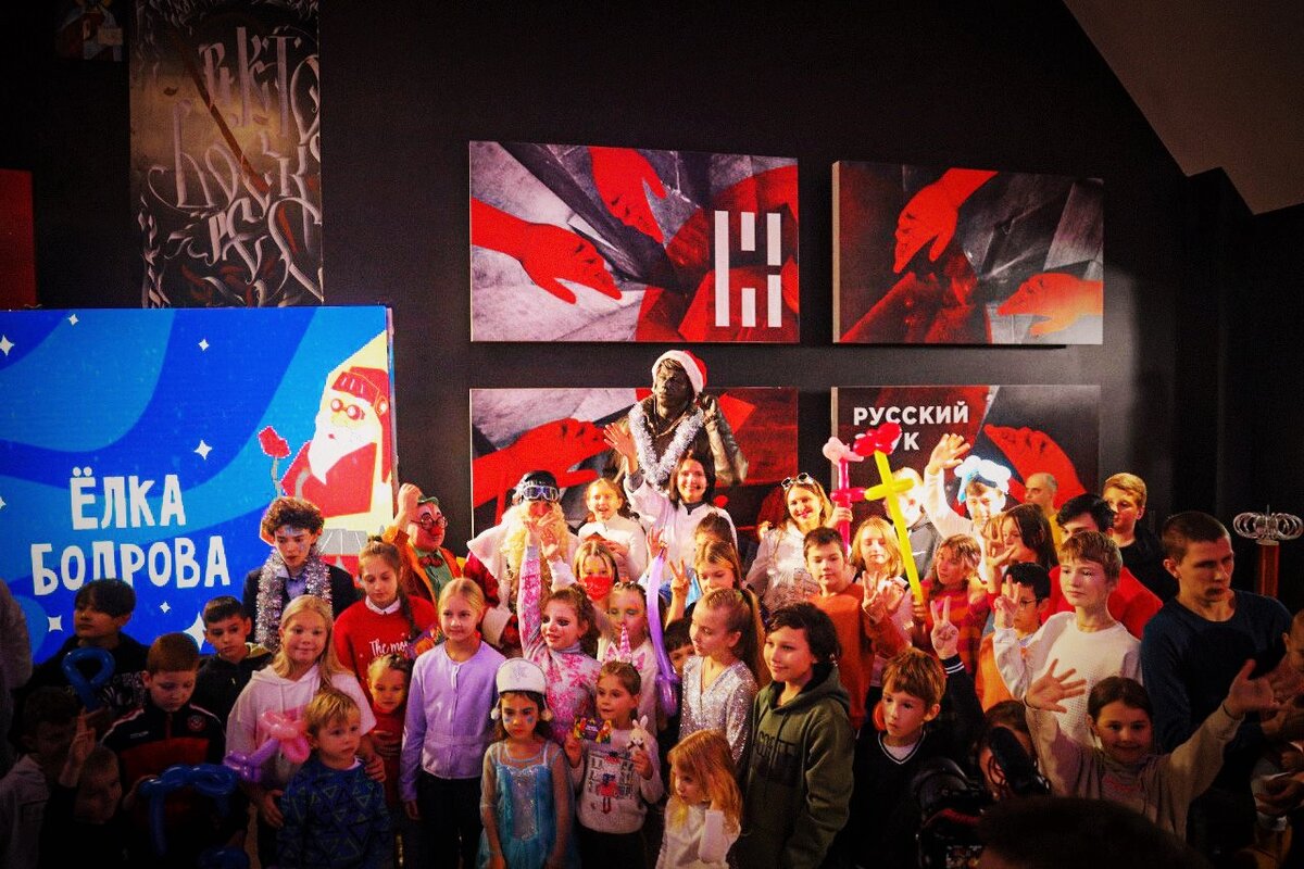 На заднем плане - скульптура Сергея Бодрова-младшего