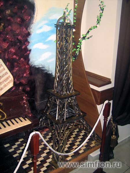 Башня выполнена исключительно из шоколада. Ничем не армирована. Для того, чтобы она не разломалась под собственным весом при ее проектировании привлекался профессиональный математик. Башню перемещать нельзя. она была выполнена на этом самом месте.