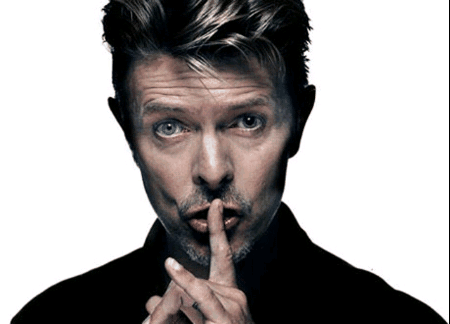 Разноглазие Дэвида отчётливо видно на этих фото. "Гетерохромия – физическое явление, при котором цвет радужки глаз неравномерен.Если меланина много, глаза имеют темный цвет, и наоборот – в светлых глазах количество меланина снижено... При гетерохромии принцип равномерного распределения меланина нарушен." https://happylook.ru/blog/zdorove-glaz/