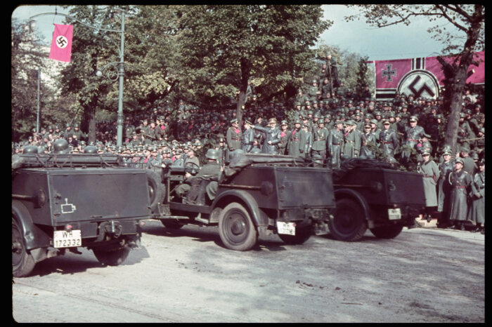 Парад немецких войск 5 октября 1939 года в Варшаве, в честь окончания Польской компании.  Источник: https://kulturologia.ru/blogs/230419/42910/