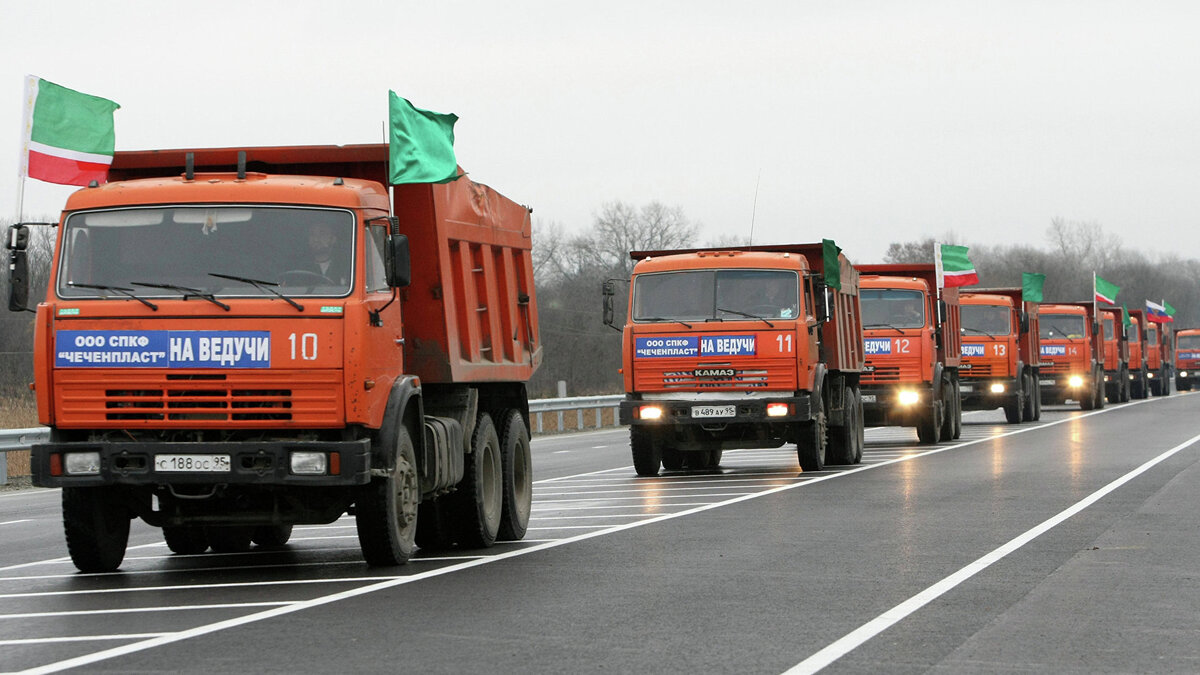    Колонна самосвалов "Камаз"© РИА Новости . Саид Царнаев