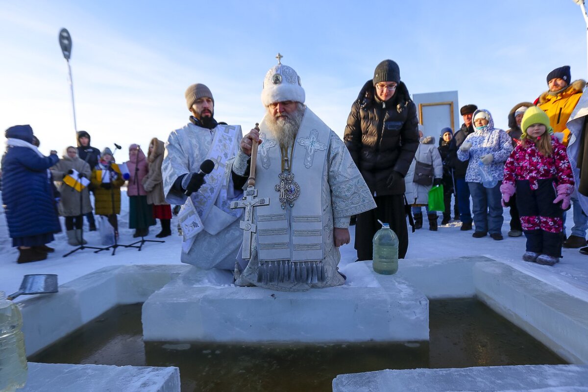    Около 17 тысяч жителей Югры приняли участие в крещенских купаниях