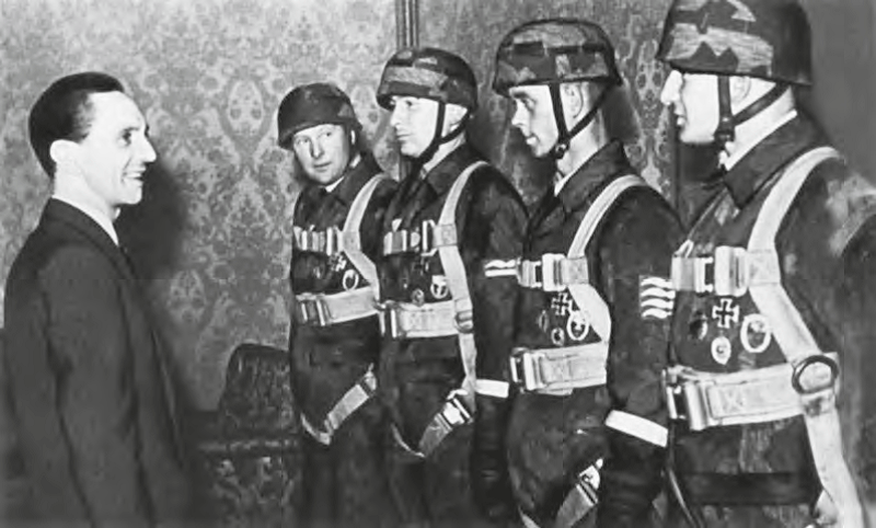 Йозеф Геббельс и "птенцы" Скорцени.