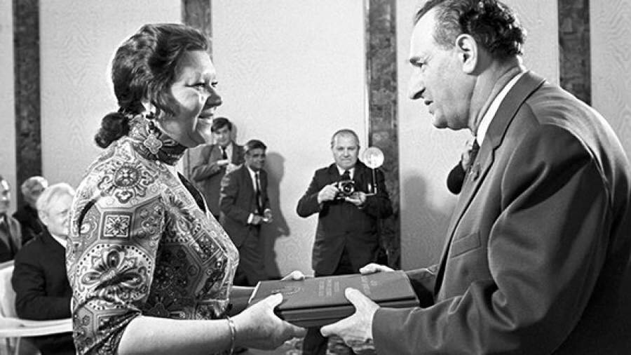 Клавдия Шульженко получает звание народной артистки СССР от заместителя Председателя Президиума Верховного Совета СССР Георгия Дзоценидзе, 1971