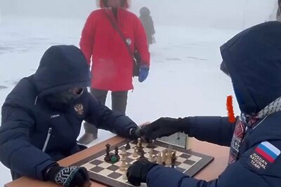    Игра в шахматы на морозе ©Скриншот / ОТР
