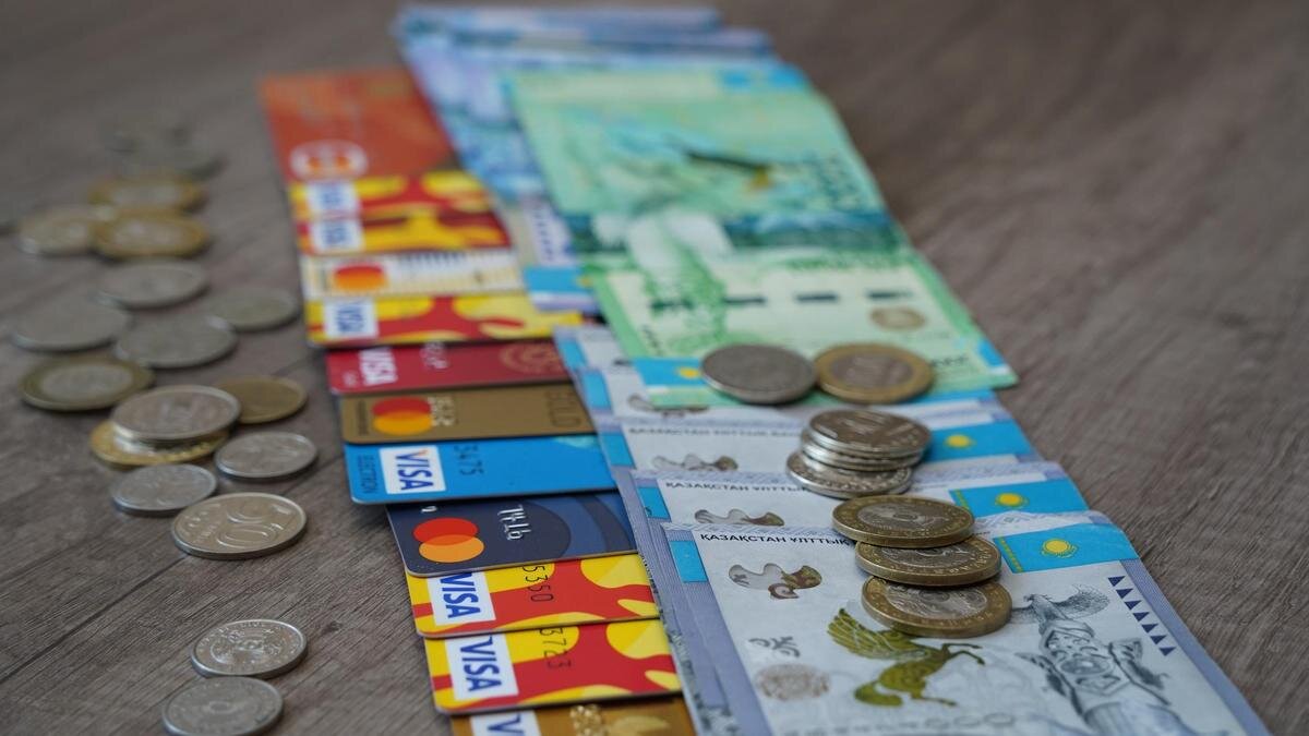    Деньги и банковские карточки.:NUR.KZ/Владимир Третьяков