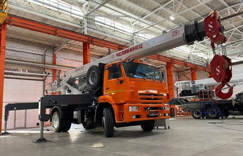   В Челябинске построили компактный автокран на шасси КАМАЗ