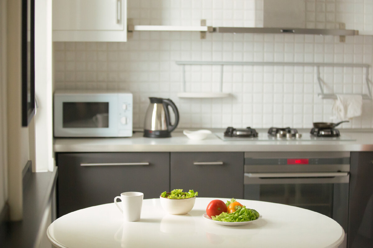<a href="https://ru.freepik.com/free-photo/modern-kitchen-a-white-table-mug-and-green-salad_1281258.htm#page=2&query=%D0%BA%D1%83%D1%85%D0%BD%D1%8F&position=34&from_view=search&track=sph">Изображение от yanalya</a> на Freepik