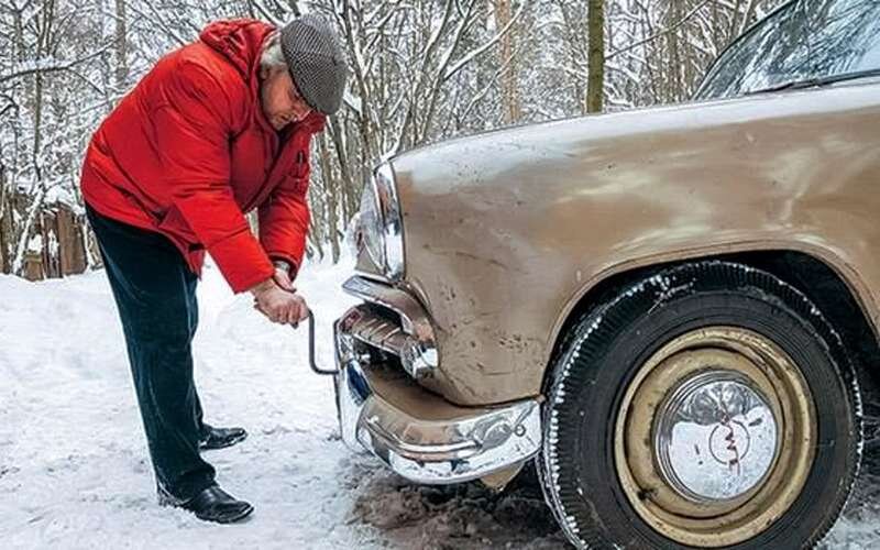 Так пускали не только легковушки, но и солидные грузовики типа ЗИЛ-130. Работа требовала известной сноровки, но практически всегда заканчивалась довольным урчанием ожившего мотора.