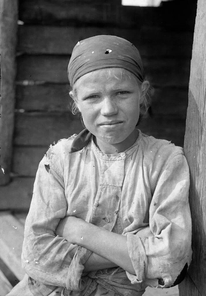 Деревенская жизнь женщин при царях до Ленина была тяжелой и непростой, работа от зари до зари, воспитание 12-ти детей и полное отсутствие пособия, косметики и медикаментов.-2
