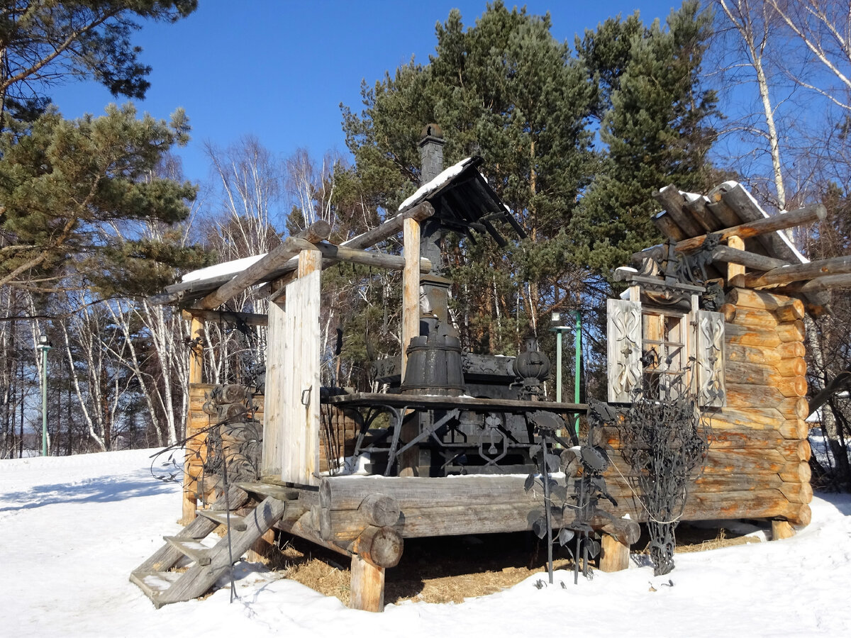 Архитектурно-этнографический музей «Тальцы». Кузнечная площадь