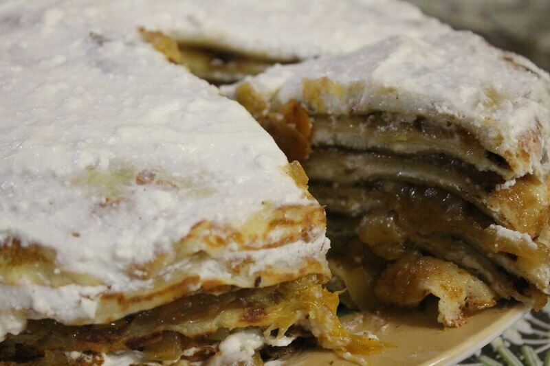 или вот блинный тортик с начинкой из творога и яблочного варенья с корицей и цедрой апельсина