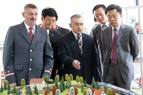 Инженер службы международных связей Сергей Акулов (в центре) с делегацией из КНР, 2014 г. Фото gudok.ru