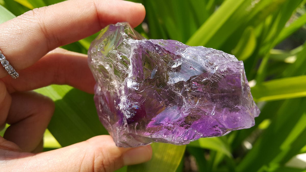 Как выглядит катнеп. Фиолетовый кварц аметист. Камень аметист фиолетовый кварц. Неограненный аметист. Фиалковый аметист.