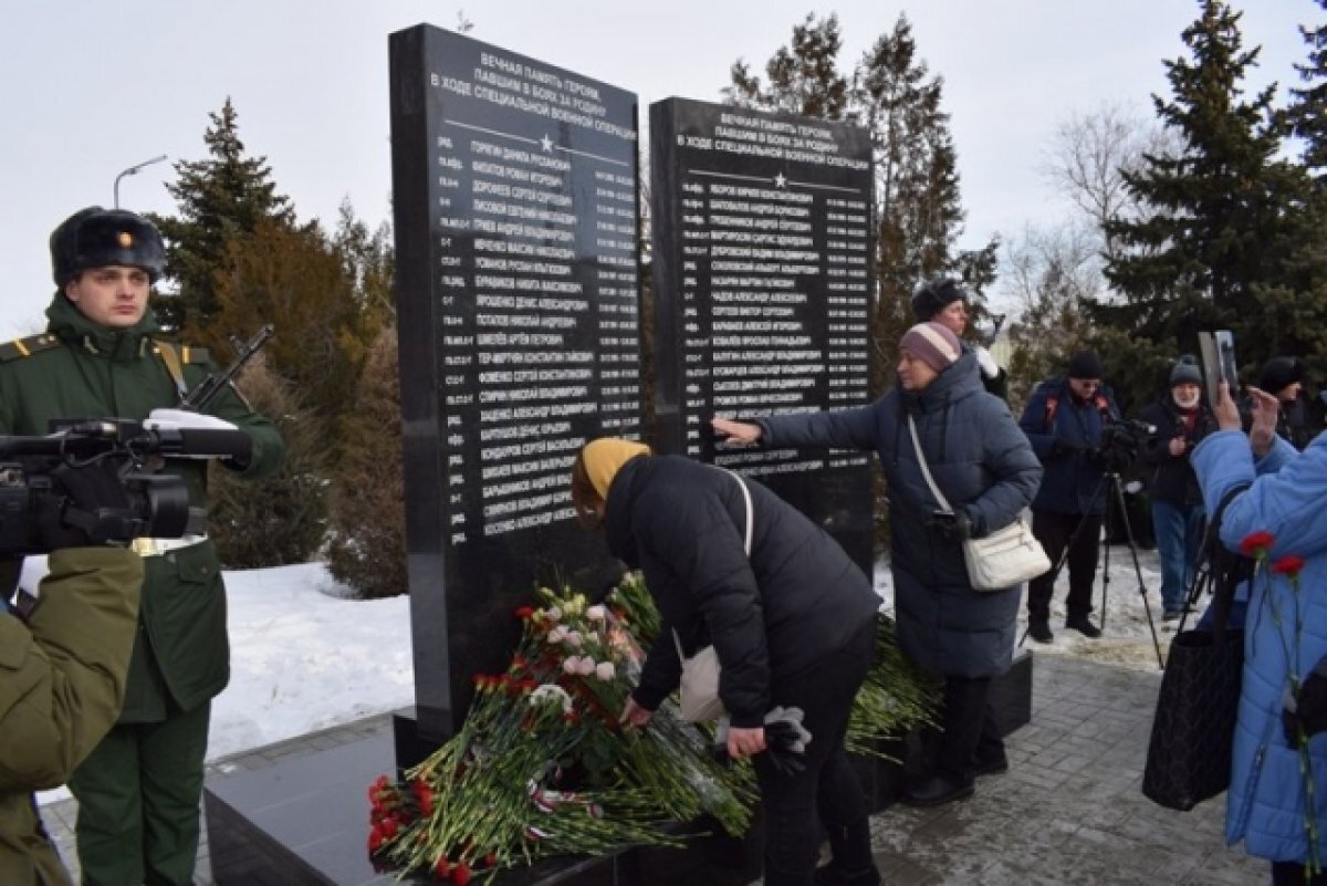    Памятник павшим в ходе спецоперации открыли в Камышине