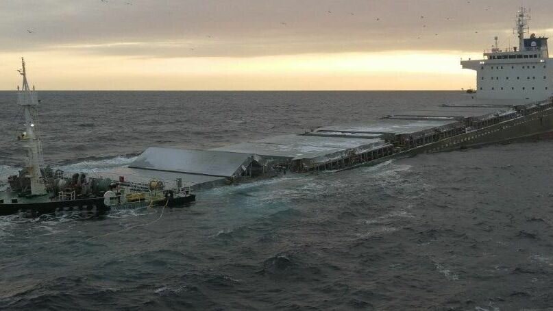     Китайский сухогруз «Yong Xing 56» с почти 30 тысячами тонн груза на борту затонул у берегов Хабаровского края. Судно опустилось на глубину 253 метра, экипаж удалось спасти, пострадавших нет, сообщает ИА «Хабаровский край сегодня».