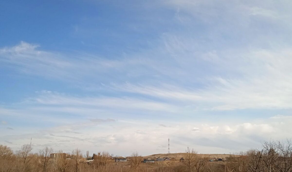 Фото вчерашнее, но сегодня с утра на улице было примерно также. Потом, правда, солнце ушло и сразу стало как-то не ой. Но вообще синоптики сказали, аномальное потепление грядет почти во всех регионах России. Так что ждите. 