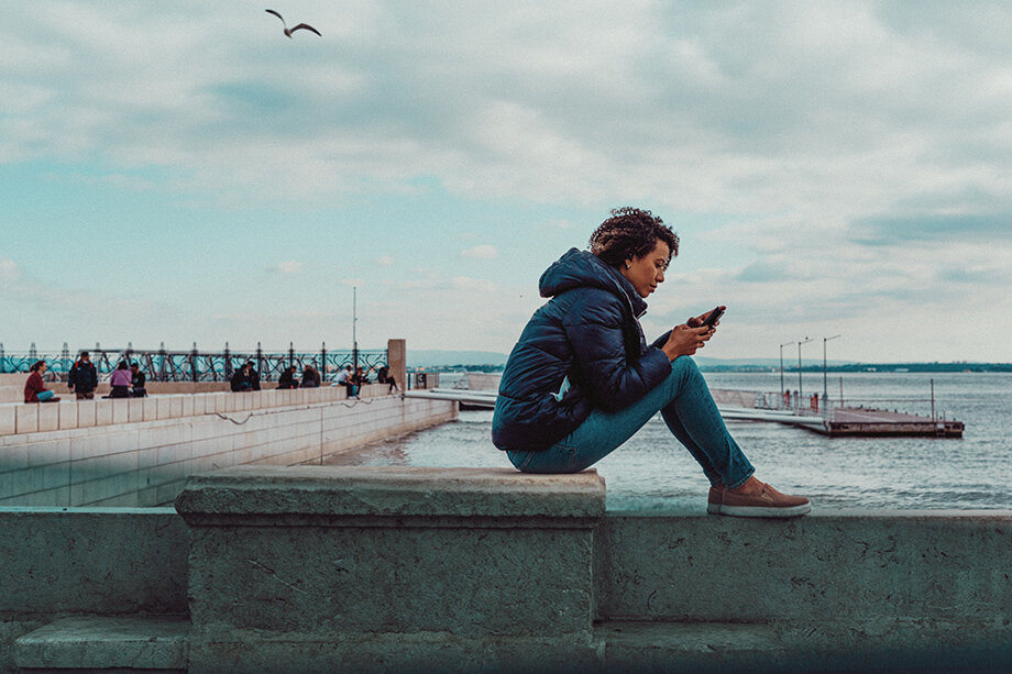 В Госдуме заявили, что возможности для перевода денег за границу продолжат сокращаться, что вынудит многих вернуться на родину. Фото: Remy Gieling/Unsplash