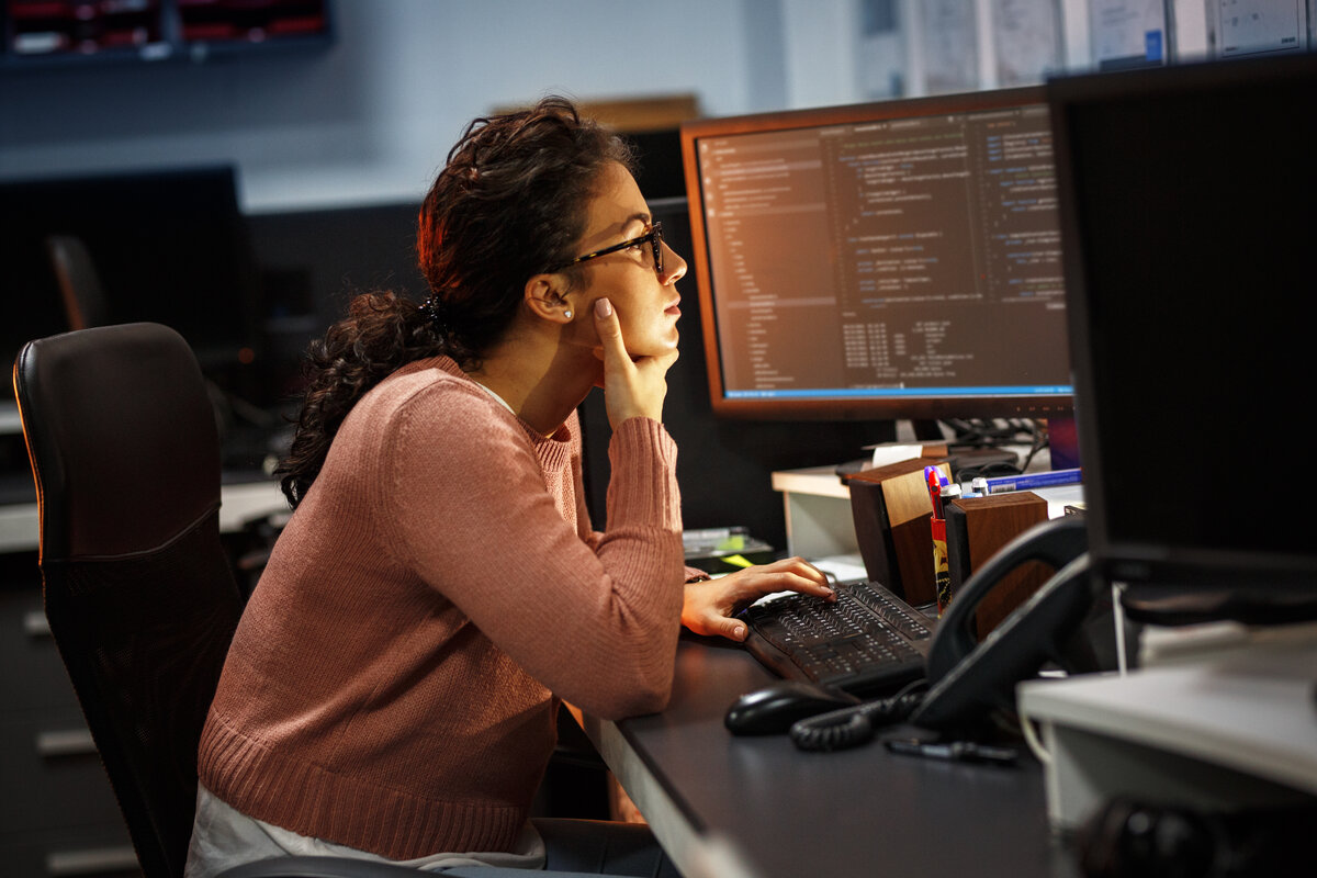 Software programmer. Девушка программист. Красивая девушка программист. П***** женщин. Женщина айтишник.