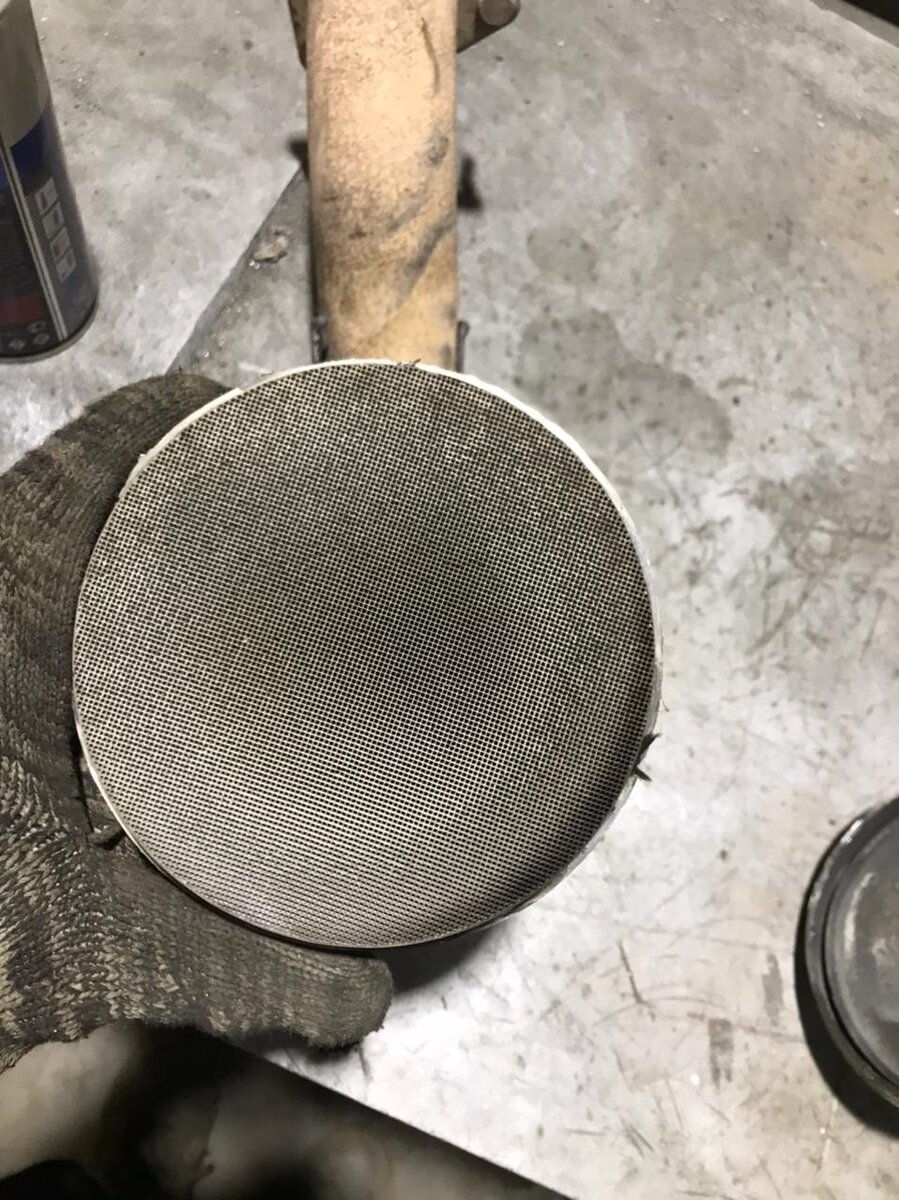 Каналы катализатора на пробеге 140 тысяч км. Частично катализатор уже забит.