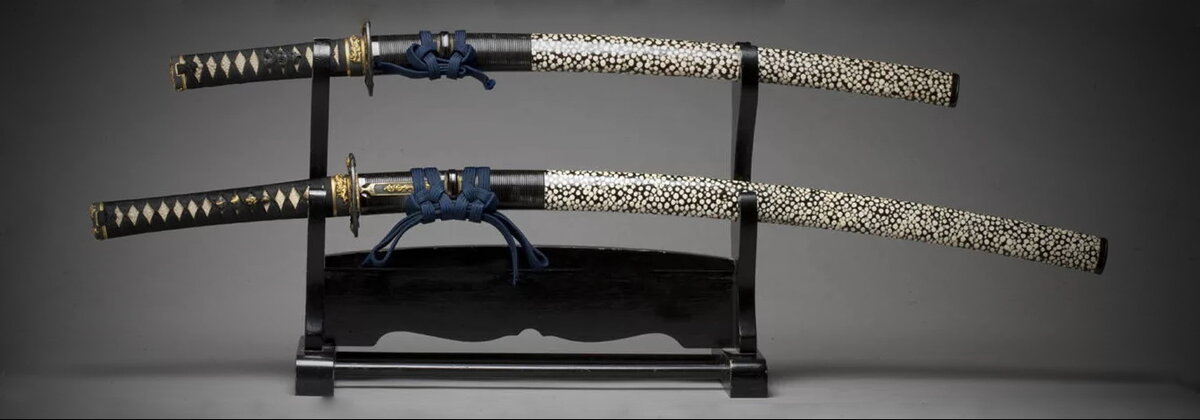 Пара японских мечей называется дайсё, их различает длина и, иногда, материал изготовления.